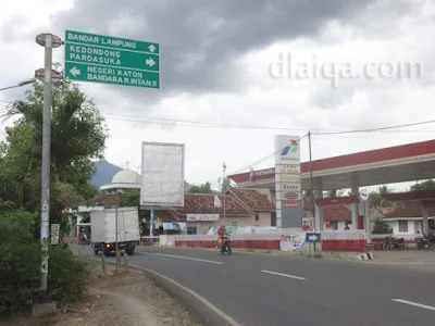 petunjuk arah di seberang SPBU