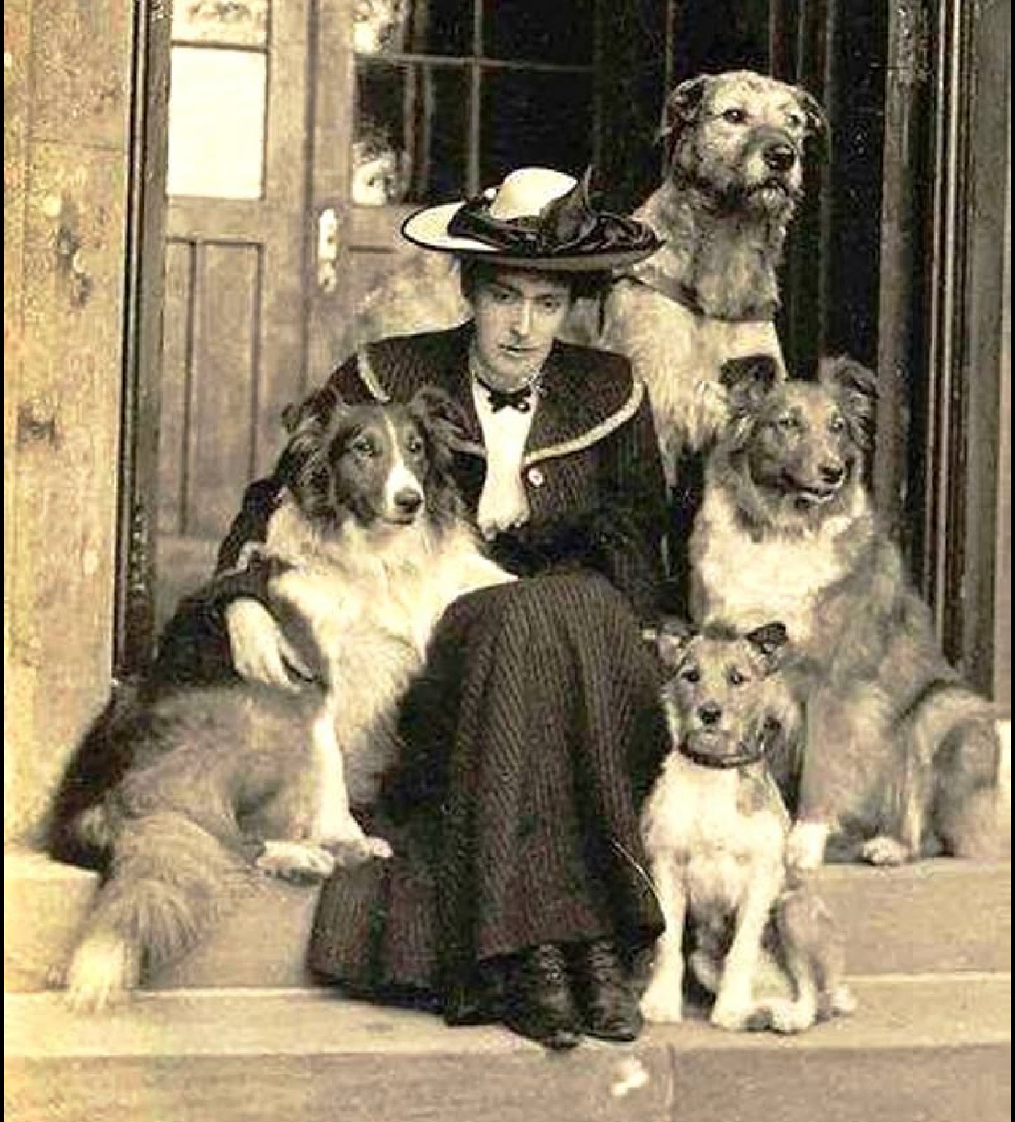 девочка с ружьем и собакой. Dogging vintage. собака винтаж. старинные фотографии собак. дама с собачкой ретро.