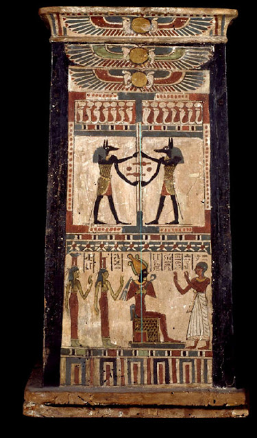 Два бога Упуат смыкают над Осирисом не крылья, а руки.