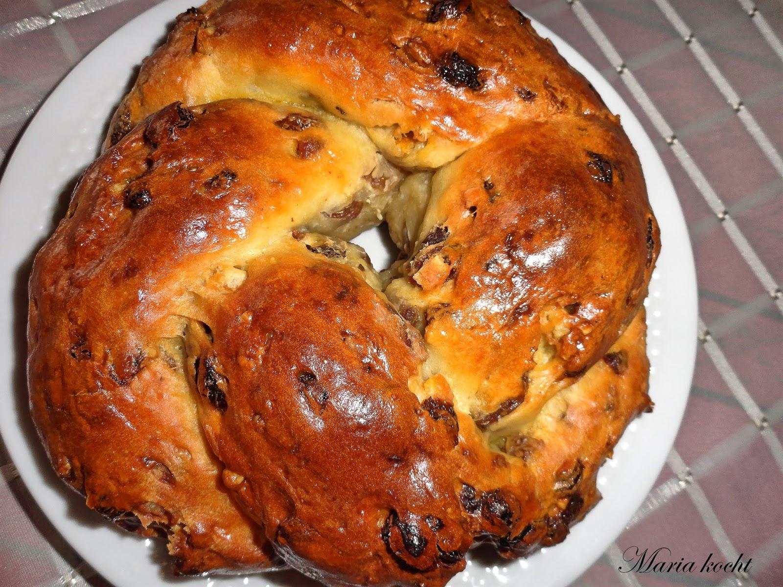 Maria kocht: Osterkranz mit Sultaninen / Mazsolás koszorú Maria kocht: Osterkranz mit Sultaninen / Mazsolás koszorú