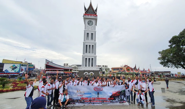 TYCI Sumbar Riau foto bersama di Jam Gadang