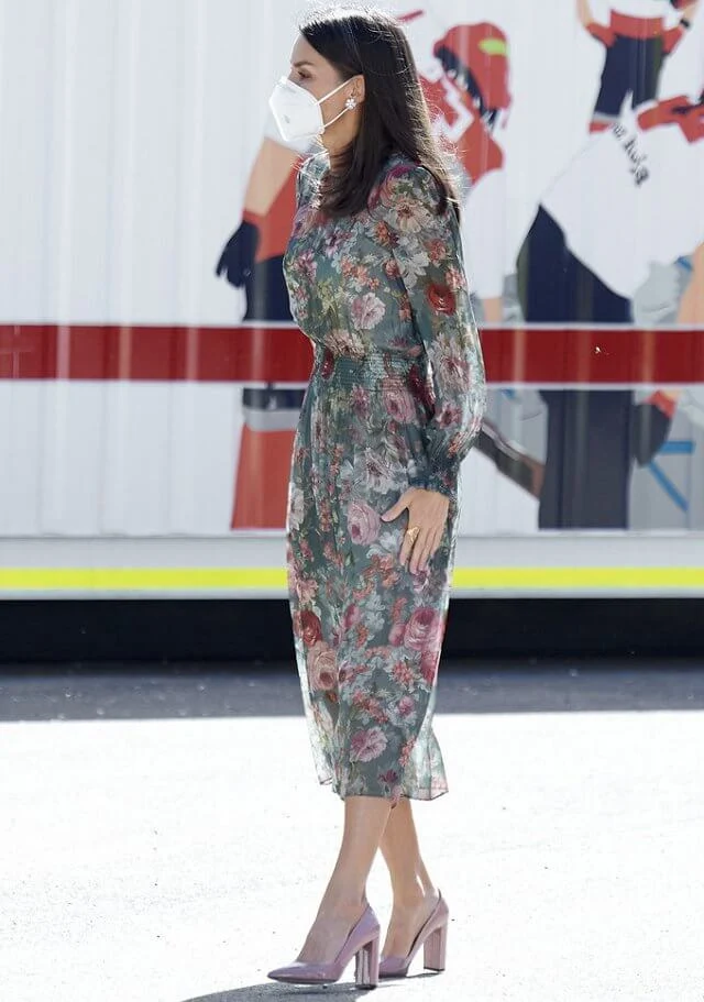 Queen Letizia wore a floral print midi dress from Zara, and pink mayfair pumps from Hugo Boss. Joyeria Yanes earrings