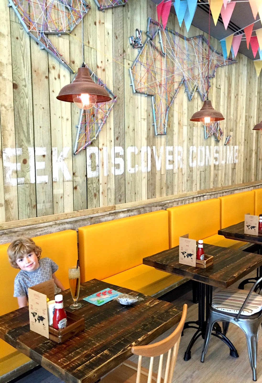 Industrial lighting and rustic design 24 hours in London, chic hotel, Novotel blackfriars london, travel with kids