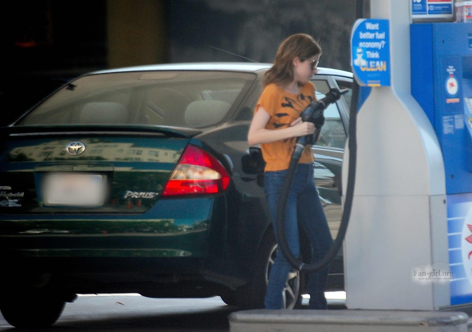 мы теперь панки курим на заправке. мы теперь панки курим на заправке. покурил на заправке. курение на азс штраф. мы теперь панки курим на заправке.