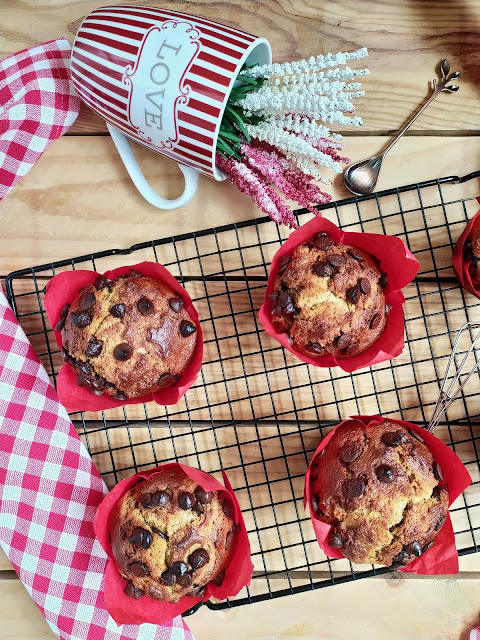 Receta de muffins de plátano y pepitas de chocolate. Desayuno, merienda, postre. Fruta de temporada. Sencillos, ricos, jugosos, tiernos, húmedos, esponjosos, caseros. Cuca