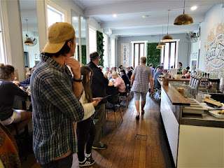 Warten auf Plätze in einem Café in Bangalow Ausflüge Byron Bay Hinterland