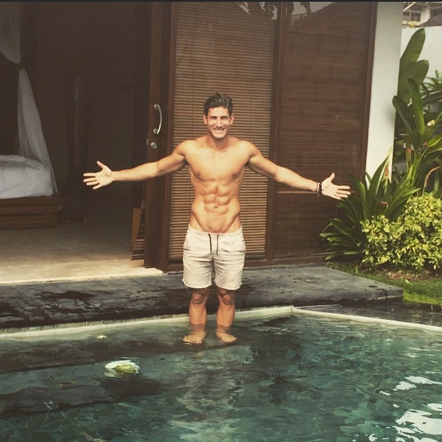 handsome-shirtless-fit-pool-guy-ripped-sixpack-abs-vlines-smiling