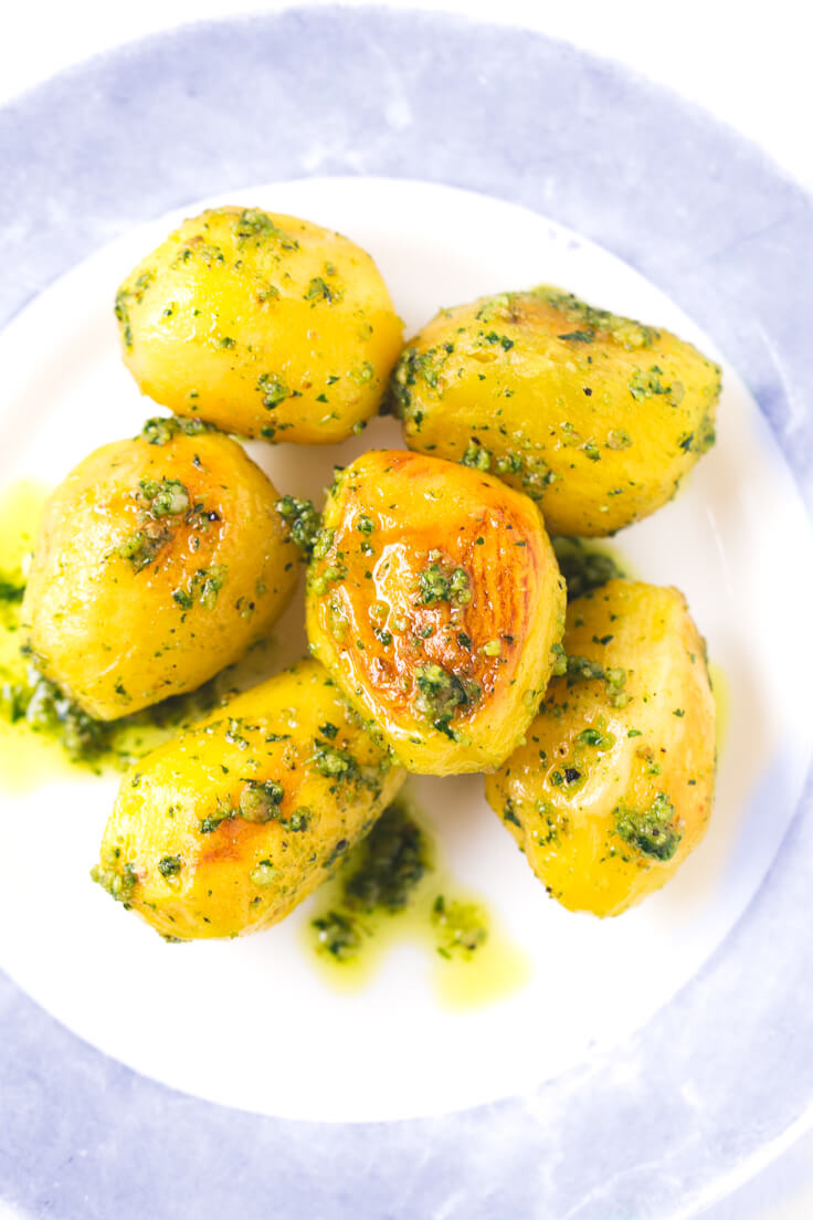 Baked potatoes with pesto recipe - These pesto roast potatoes are to die for. They are perfect for special occasions, and if you prepare them, you will surely succeed. Baked potatoes with pesto recipe - These pesto roast potatoes are to die for. They are perfect for special occasions, and if you prepare them, you will surely succeed.