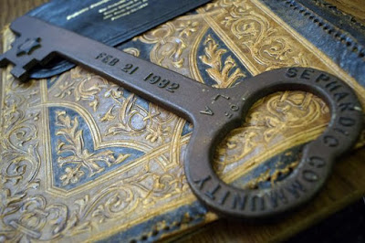 La UCLA adquiere una importante colección que narra el pasado judío sefardí en Los Ángeles El Archivo Sefardí que la UCLA ha adquirido es una de las colecciones más importantes jamás reunidas en la crónica de la historia judía sefardí de Los Ángeles. Los materiales hablan de la migración de los judíos sefardíes a California desde el Mediterráneo, Oriente Medio y África del Norte a principios del siglo XX; La formación de la cultura sefardí en Los Ángeles; Y las contribuciones de los judíos sefardíes al tejido judío y urbano de L.A.