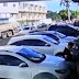 Vídeo mostra caminhão desgovernado atingindo ônibus no interior; assista