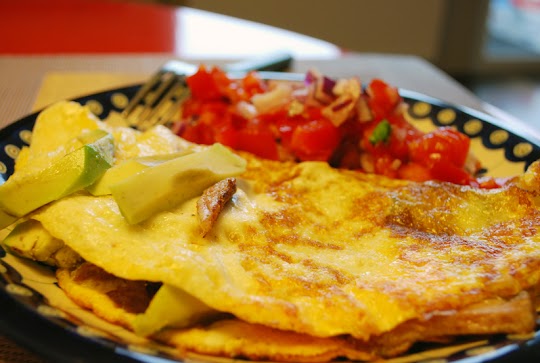 Omlet z awokado, mięsem i salsą pomidorową