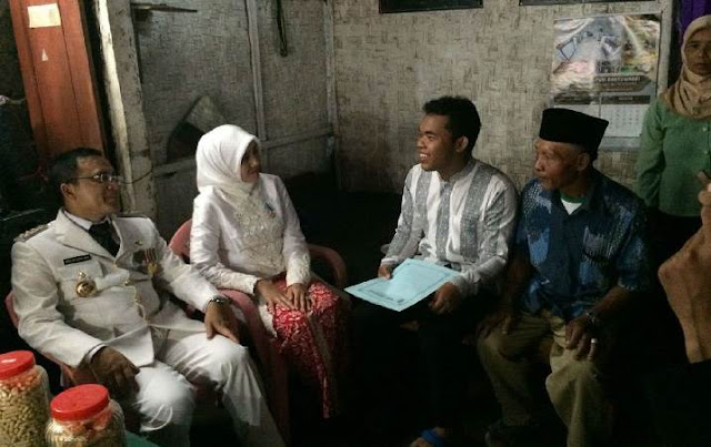 Dapat Beasiswa Hingga Lulus Kuliah, Anak Buruh Tani Ini Menangis Di Pelukan Sang Bupati