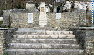 το μνημείο πεσόντων στα Άνω Πεδινά Ζαγορίου