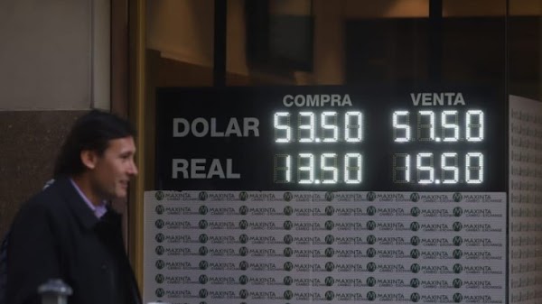 El dólar salta a $ 57,82 pese a que el BCRA juega fuerte con ventas de reservas El dólar salta a $ 57,82 pese a que el BCRA juega fuerte con ventas de reservas
