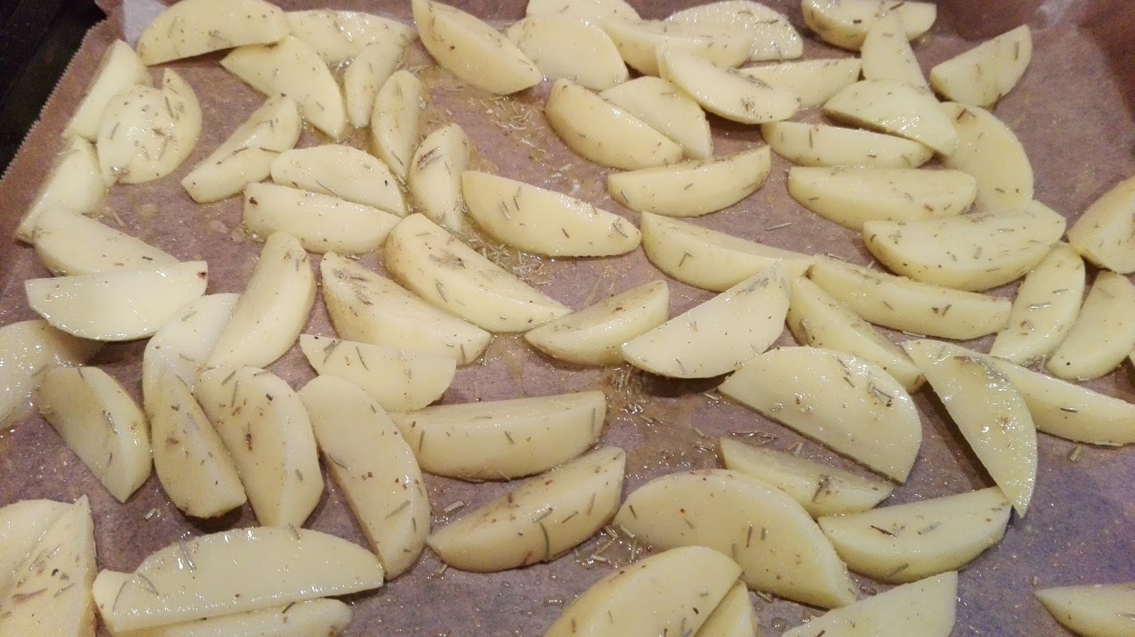 Schnitzel mit Kräuterkruste und Rosmarin-Kartoffel Ecken - Soni ...