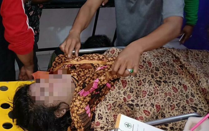 Mayat mahasiswi yamg hanyut di sungai Asahan saat dievakuasi. Mayat mahasiswi yamg hanyut di sungai Asahan saat dievakuasi.