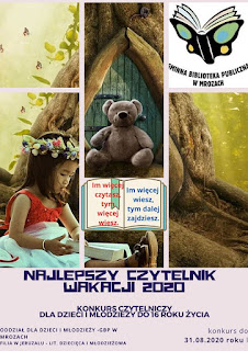 Plakat konkursu na Najlepszego Czytelnika Wakacji 2020. W lewym rogu siedzi dziewczynka. Na jej wyprostowanych nogach leży otwarta książka. W tle drzewo z drzwiami. Przed nimi pluszowy miś.