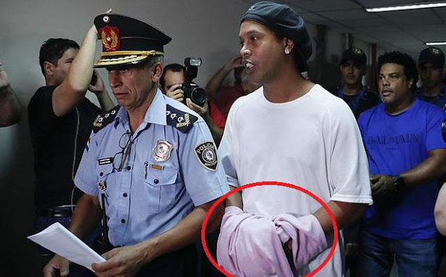 Ronaldinho bất ngờ bị giam trong đồn cảnh sát, phải lấy chăn che đi còng tay