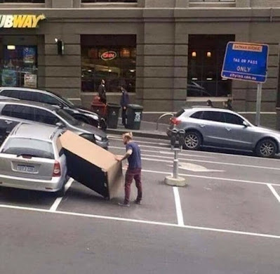 Möbel Einkaufen lustig - Sofa in zu kleines Auto packen Möbel Einkaufen lustig - Sofa in zu kleines Auto packen