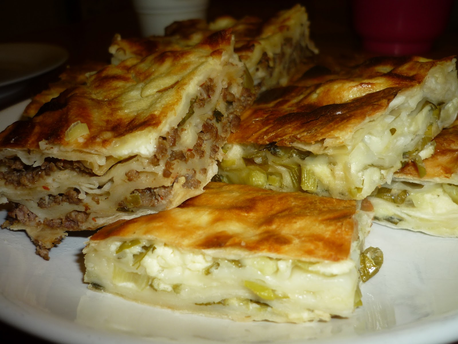 Emel Mutfakta Bir Tepside İki Börek. ( Peynirli, Taze soğanlı Kıymalı
