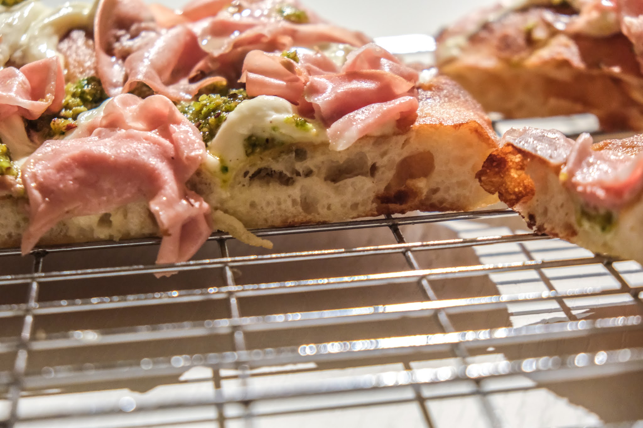 Pizza al taglio con pesto di pistacchio, mortadella e stracciata di