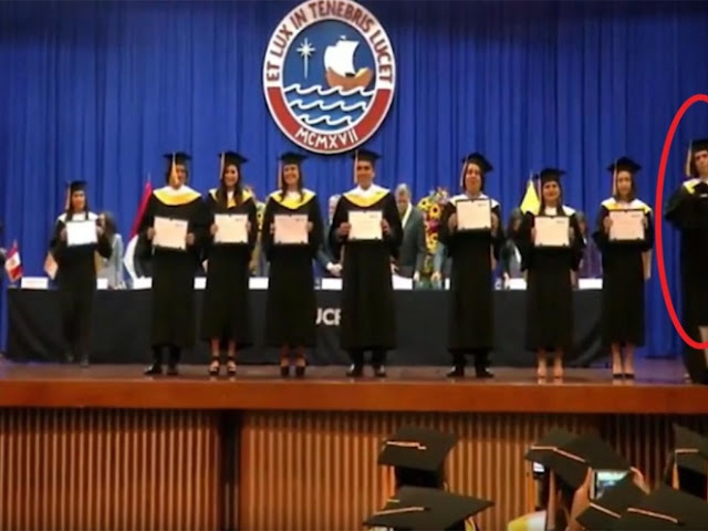 Estudiante rompe su diploma en plena ceremonia de graduación 