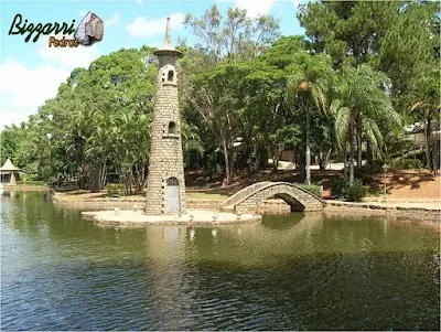 Pedra paralelepípedo para construção de torre de pedra na ilha do lago.