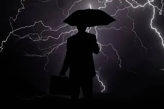 homem guarda-chuva tempestade