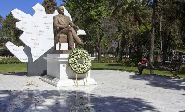 México retiraría la estatua de un exlíder de Azerbaiyán