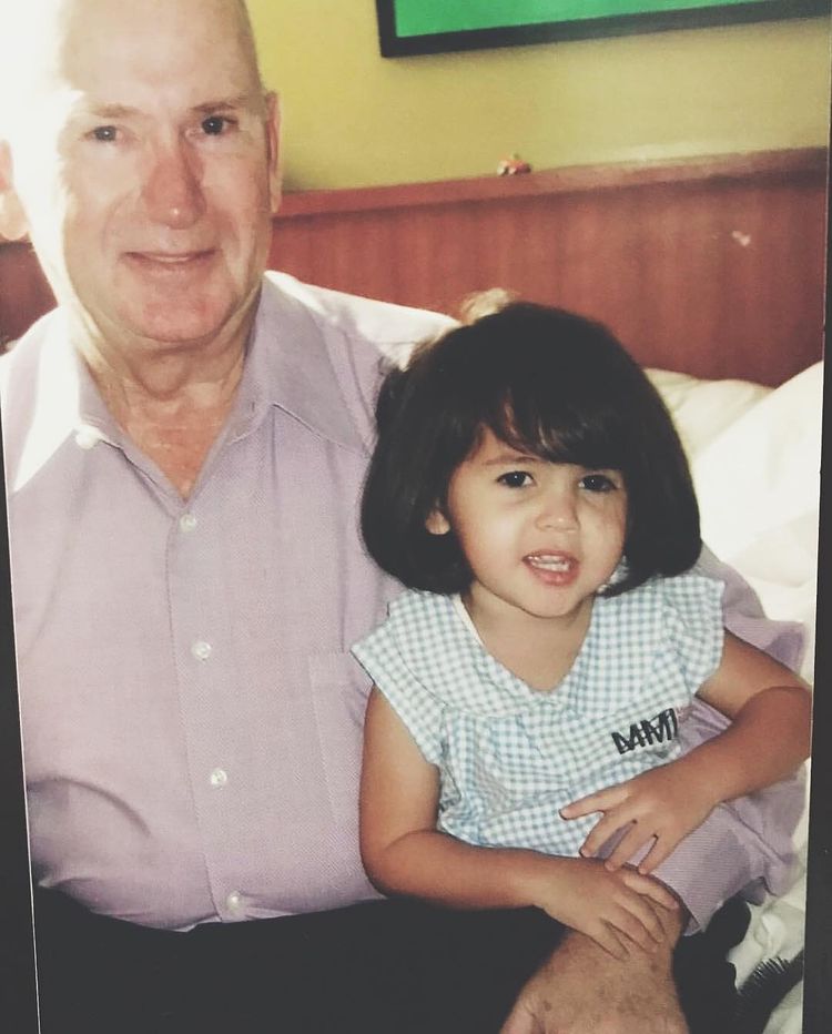 Foto Masa Kecil Dan Keluarga Sandrinna Michelle! Imut Banget! Kamu
