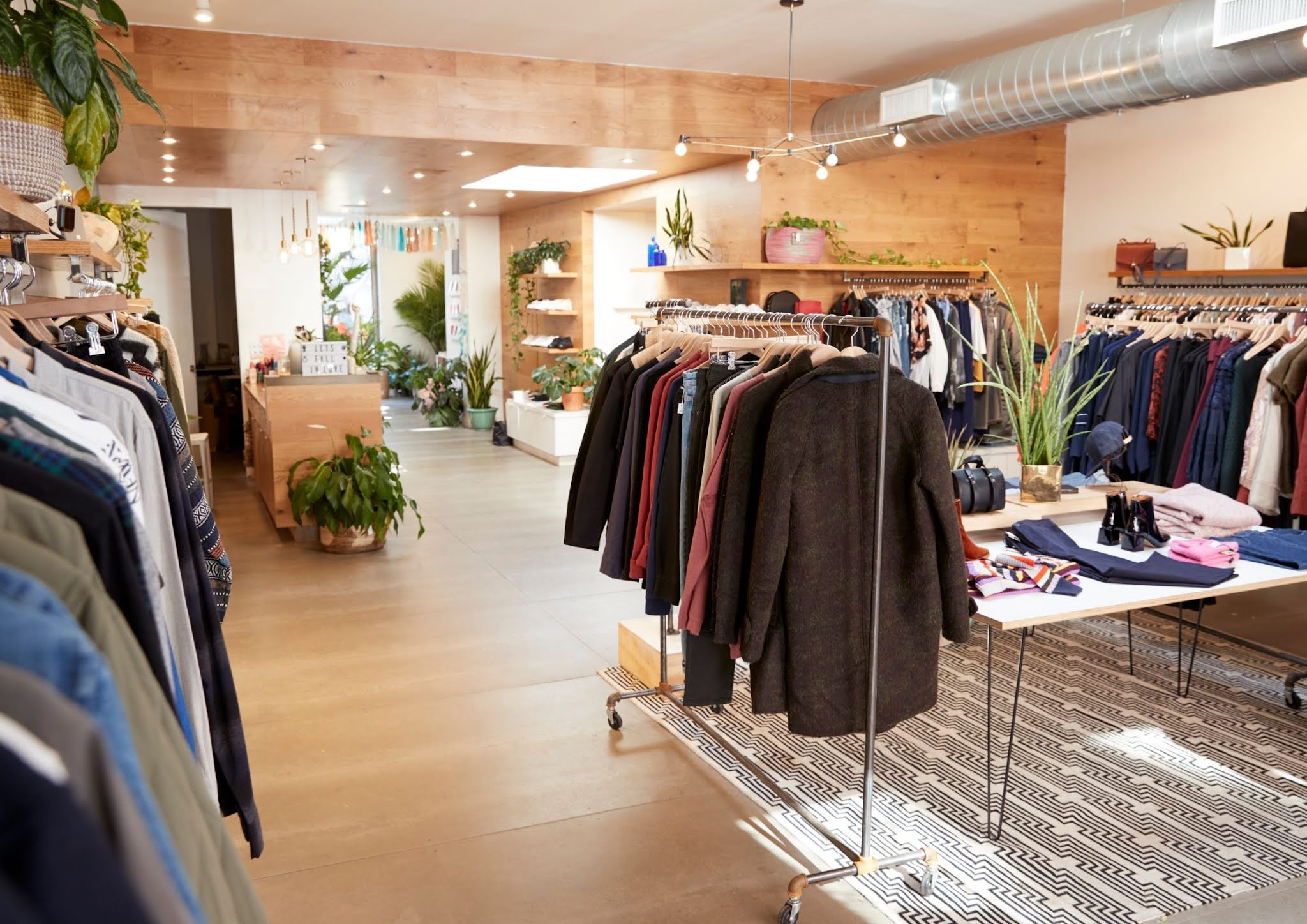 Магазин одежды. Российские магазины одежды. Магазин одежды на английском