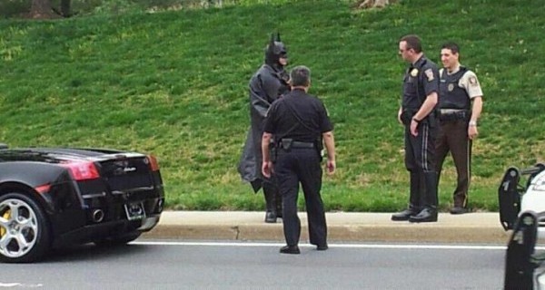 Insólito: Nem o Batman escapa às multas [ATUALIZADO]