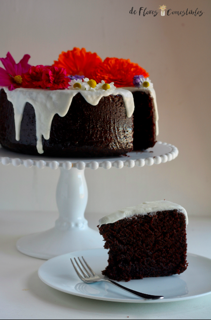 Bizcocho de chocolate sin huevos con glaseado y flores comestibles Intenso bizcocho esponjoso sin huevos y con flores comestibles