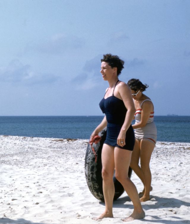 35 Wonderful Color Photos Show Beach Life in the 1950s ~ Vintage Everyday