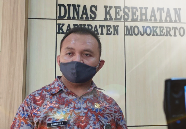 Mojokerto - Jumlah pasien positif Covid-19 di Mojokerto kini bertambah 1 jadi totalnya ada 6 orang. Saat ini, semuanya sudah diisolasi di rumah sakit dan ada juga isolasi mandiri di rumah karena pasien tersebut tanpa gejala.  dr Langit Kresna Janitra, Humas Gugus Tugas Percepatan Penanganan COVID-19 Kabupaten Mojokerto membeberkan per hari ini, Minggu 26 April 2020, jumlah Pasien yang terkonfirmasi Covid-19 ada sebanyak 6 orang.  “Semua pasien sudah dilakukan isolasi, dan keluarganya juga sudah dilakukan tracing,” pungkasnya.  Keenam pasien yang terkonfirmasi positif Covid-19 tersebut diantaranya :  1. Perempuan berusia 36 tahun asal Kemlagi, kini dirawat di RS di Sidoarjo.  2. Perempuan berusia 39 tahun asal Kecamatan Mojosari (PNS) perawat di RSUD, Kini dirawat di ruang isolasi RSUD Prof Dr Soekandar Mojosari.  3. Pria berusia 50 tahun asal Kecamatan Jetis, kini dirawat di ruang isolasi RSUD Prof Dr Soekandar Mojosari.  4. Perempuan berusia 48 tahun asal Jetis, Kini dirawat di ruang isolasi RSUD Prof Dr Soekandar Mojosari.  5. Kepala Dinas Kesehatan Kabupaten Mojokerto, Kini isolasi mandiri di rumahnya kawasan Pacet Mojokerto karena tanpa gejala.  6. Perempuan berusia 45 tahun asal Kecamatan Ngoro, Mojokerto. Kini isolasi mandiri di rumahnya Karena tanpa gejala. (Jayak)