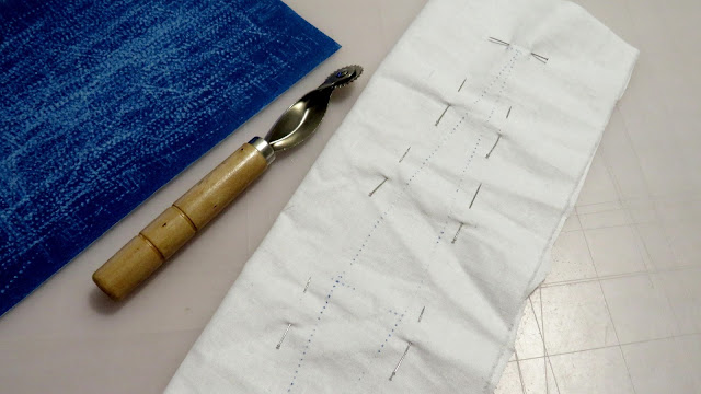 Pinza marcada con papel de calco sobre la tela