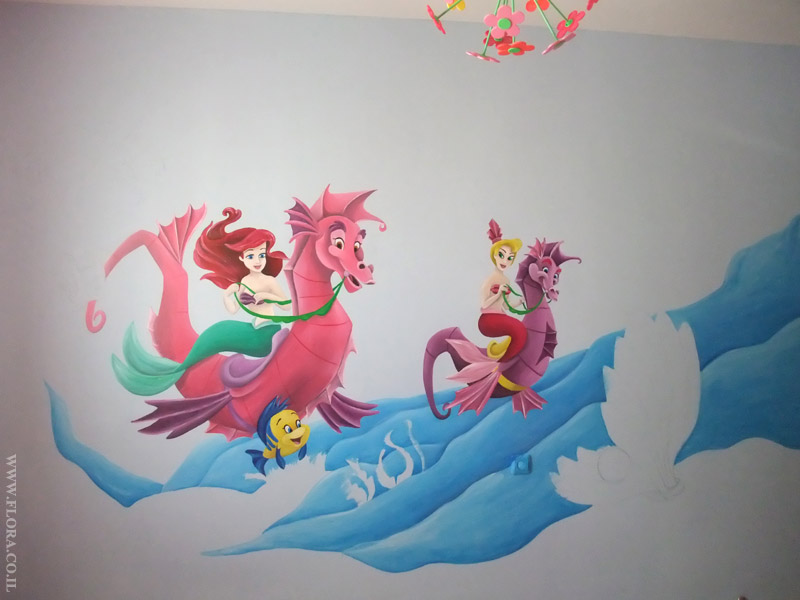 ציור קיר בתהליך עבודה. בת הים הקטנה אריאל ואחותה הרוכבות על סוסי ים. ברקע גלי ים