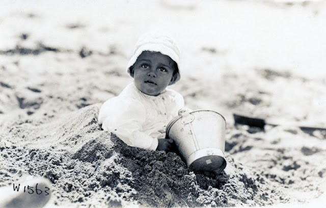 40 Found Photos Capture People At the Seaside in the 1920s and ’30s ...