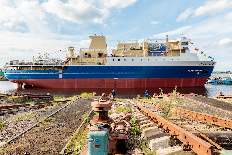 Спуск на воду грузопассажирского судна проекта PV22 "Павел Леонов"