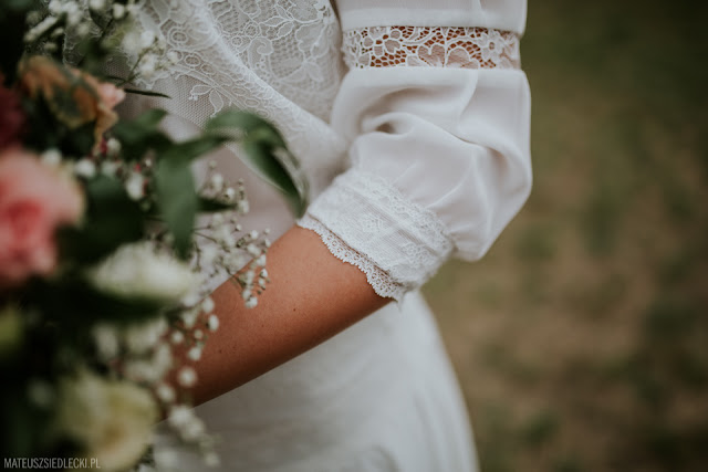 Koronkowa suknia ślubna w stylu rustykalnym.