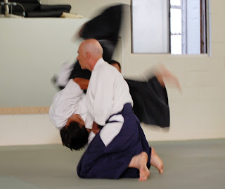 [due uomini che praticano aikido, leva al polso - kotegaeshi]