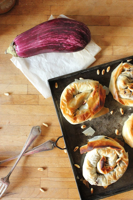 Cuillère et saladier : Feuilletés aux aubergines, raisins secs, citron et pignons (vegan)