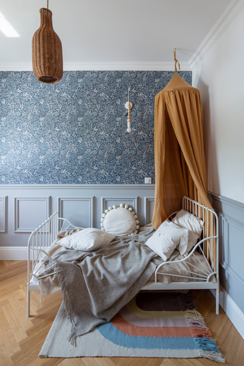 Cómo decorar con molduras y zócalos para sumar estilo a tu casa Pared con cuarterones de escayola a modo de arrimadero