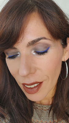 look ojos cerrados Look neutro con delineado añil 02