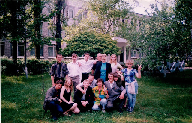 «Барви» на подвір’ї училища після концерту (1990-ті)