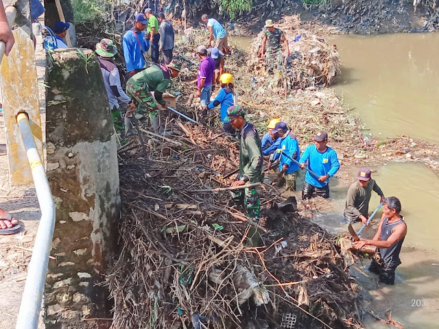 Bakti TNI Kodim Klaten Bergerak Bersama Relawan dan Masyarakat bersihkan sampah