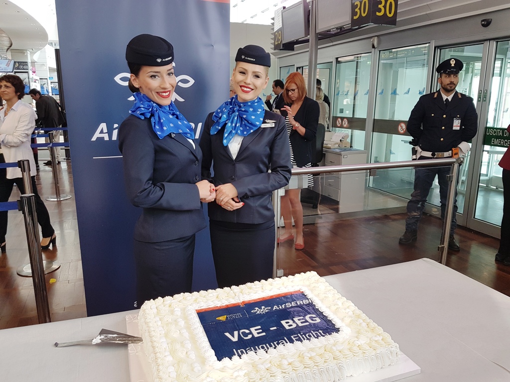 Аэр сербия авиакомпания. Air serbia бортпроводники. Air serbia салон. Air serbia отзывы. Самолёт air serbia.
