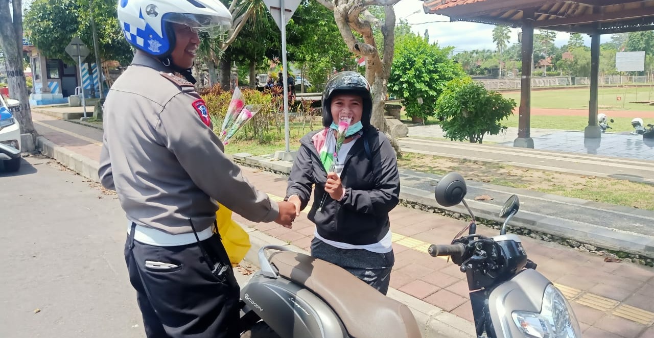 Bangun Kesadaran Tertib Berlalulintas, Polres Bangli Bagikan Bunga dan Coklat