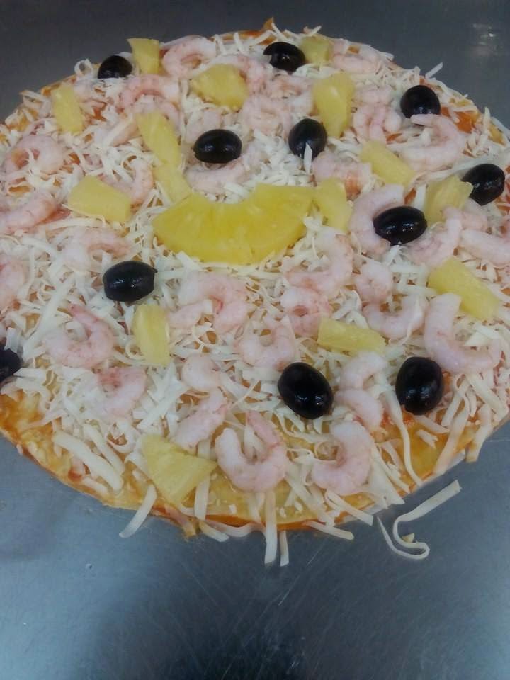 PIZZA DE GAMBES I PINYA