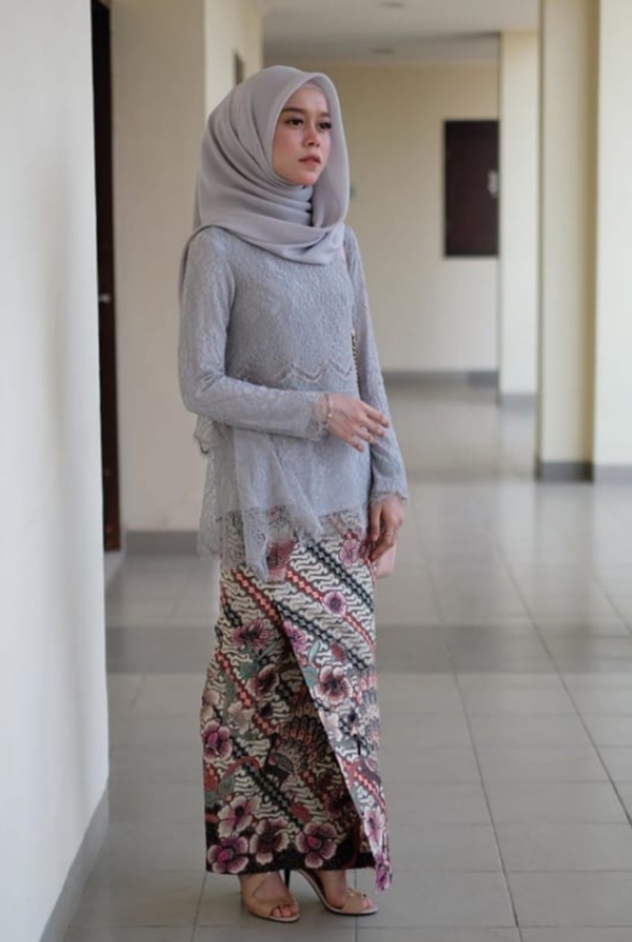 Inspirasi Model Baju Kebaya Brokat dengan Rok Batik untuk